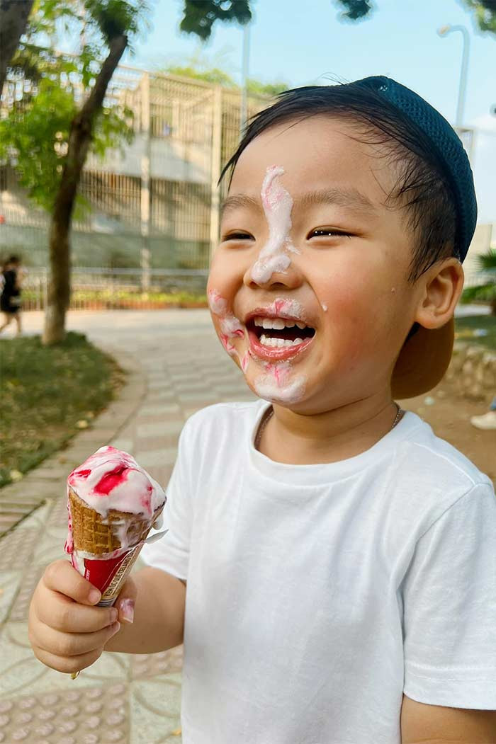 Những khoảnh khắc lí lắc của cậu bé luôn thu hút sự chú ý của fan.