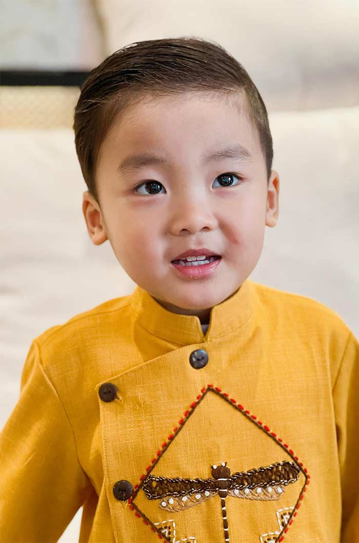 Bo có vẻ ngoài mũm mĩm rất đáng yêu. Nhiều người nhận xét cậu bé có khuôn mặt giống bố.