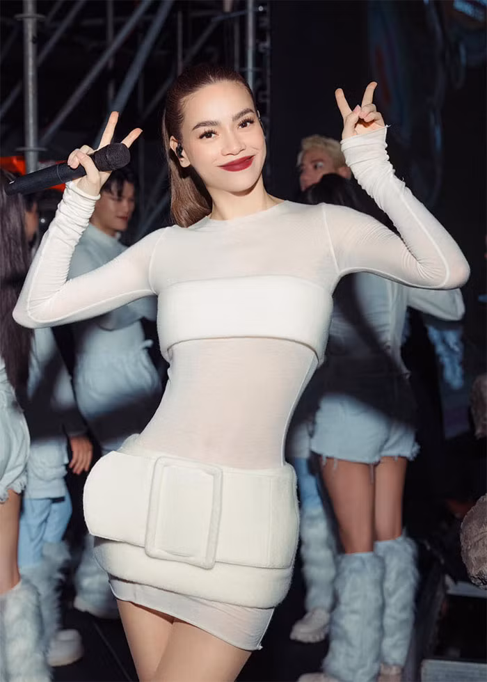 Bà mẹ 3 con khoe eo thon trong bộ trang phục màu trắng ôm sát.