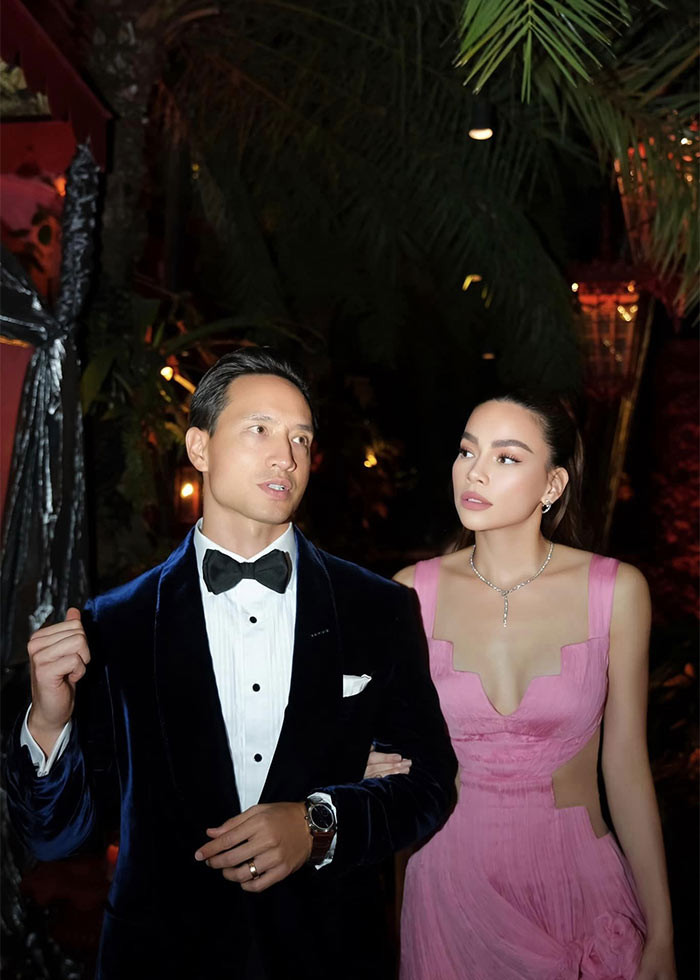 Nữ ca sĩ gợi cảm khi sánh đôi cùng chồng. Hiện tại, Hồ Ngọc Hà - Kim Lý là một trong những cặp đẹp đôi của Vbiz.