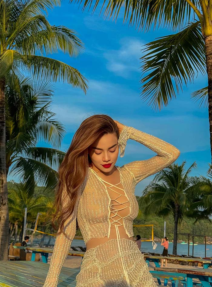 Bộ trang phục nửa kín, nửa hở lại càng khiến body của Hồ Ngọc Hà cuốn hút hơn.