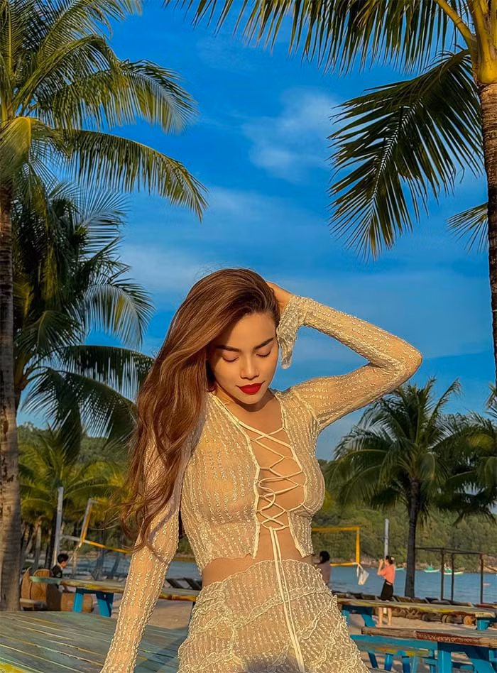 Bộ trang phục nửa kín, nửa hở lại càng khiến body của Hồ Ngọc Hà cuốn hút hơn.