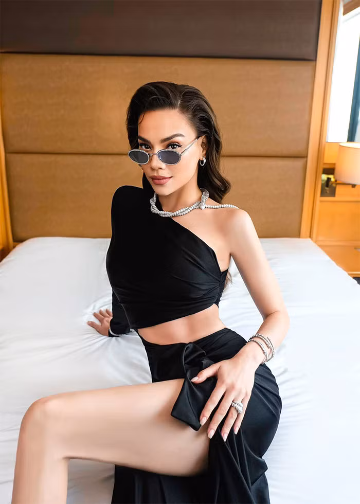 Để lấy lại vóc dáng sau lần sinh thứ hai, Hồ Ngọc Hà tập luyện những bài tập Yoga chuyên môn kèm huấn luyện viên và tuân thủ chế độ dinh dưỡng hợp lý.