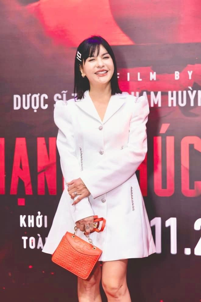 Nữ diễn viên khéo léo chia sẻ quanh nghi vấn "dao kéo": "2 con mắt của Cát vẫn lòi miếng dán mí nha. Vậy đó, mà nhiều người nói Cát đã cắt mí, mắt xấu quắc. Do Cát dán lòi mới xấu quắc".