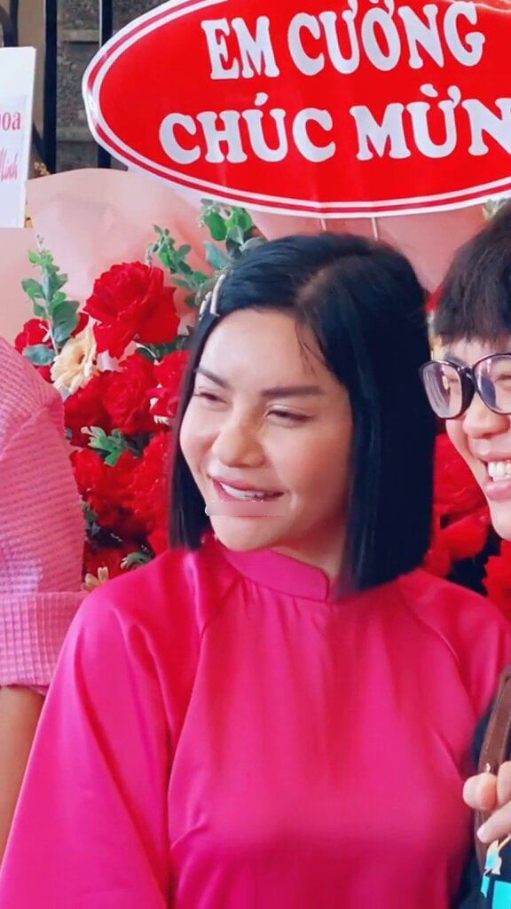 Trước đó vào cuối năm ngoái, Cát Phượng từng vướng nghi vấn can thiệp thẩm mỹ khi lộ diện với gương mặt "cứng đơ" bất thường. Ảnh: TikTok Chum Chum.