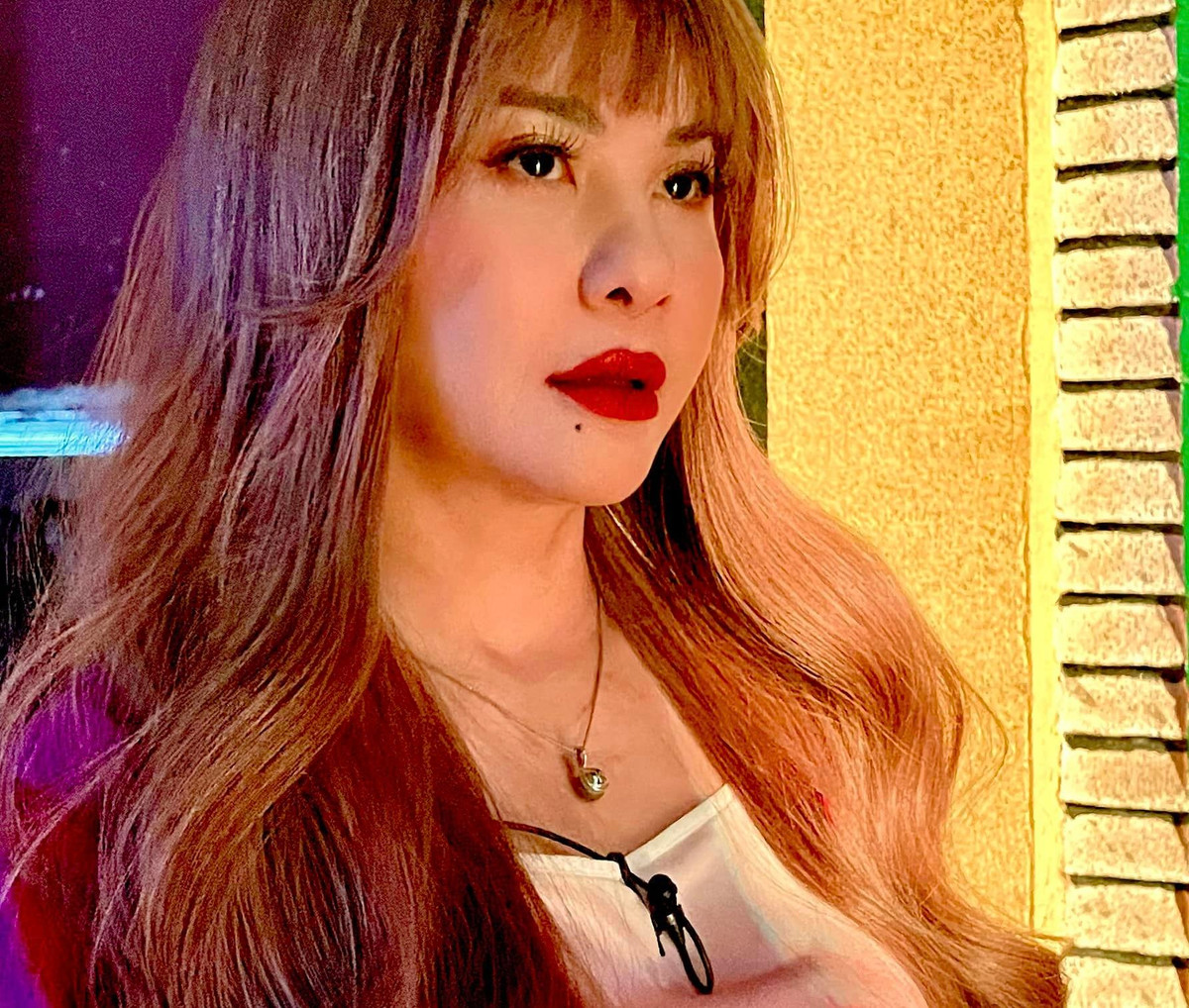 Trong ảnh, Cát Phượng đội mái tóc giả sáng màu, uốn xoăn nhẹ mang vẻ "lai Tây", gương mặt được trang điểm cầu kỳ khiến chị trẻ đẹp trông thấy.