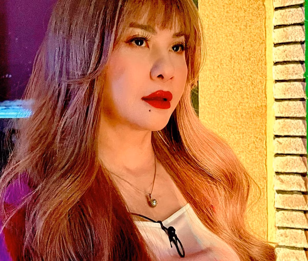 Trong ảnh, Cát Phượng đội mái tóc giả sáng màu, uốn xoăn nhẹ mang vẻ "lai Tây", gương mặt được trang điểm cầu kỳ khiến chị trẻ đẹp trông thấy.