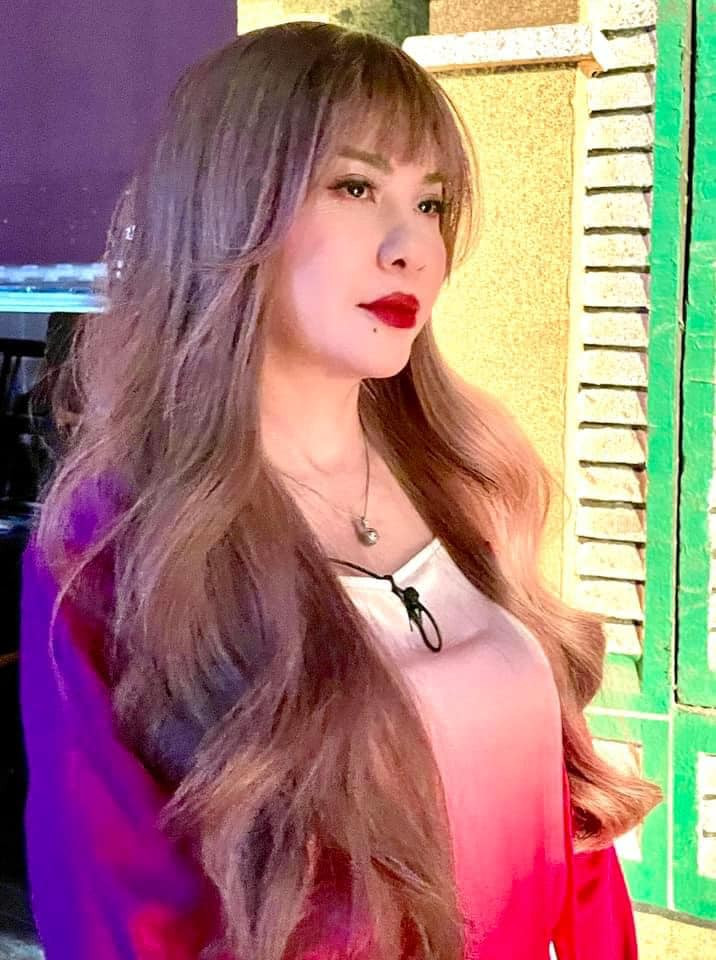 Theo đó, trên trang cá nhân của mình, nữ diễn viên sinh năm 1970 tiết lộ: "Chân dung nàng Cát tối 11/02/2023 liveshow anh Nhựt Cường. Ụp cái tóc giả lên thấy mặt mình nó ngộ ngộ".