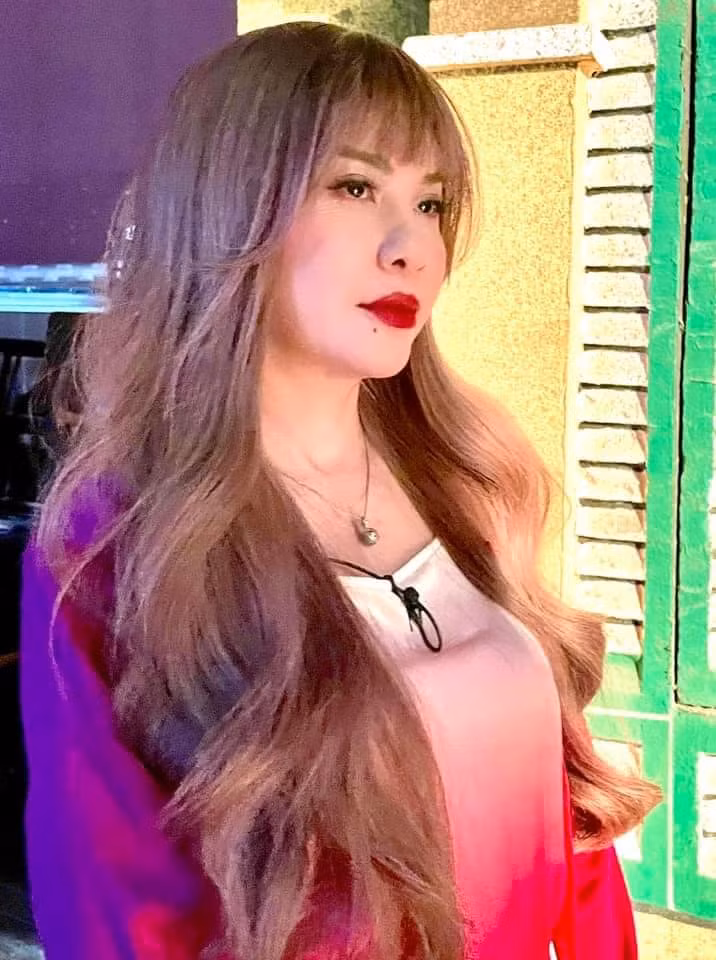 Theo đó, trên trang cá nhân của mình, nữ diễn viên sinh năm 1970 tiết lộ: "Chân dung nàng Cát tối 11/02/2023 liveshow anh Nhựt Cường. Ụp cái tóc giả lên thấy mặt mình nó ngộ ngộ".