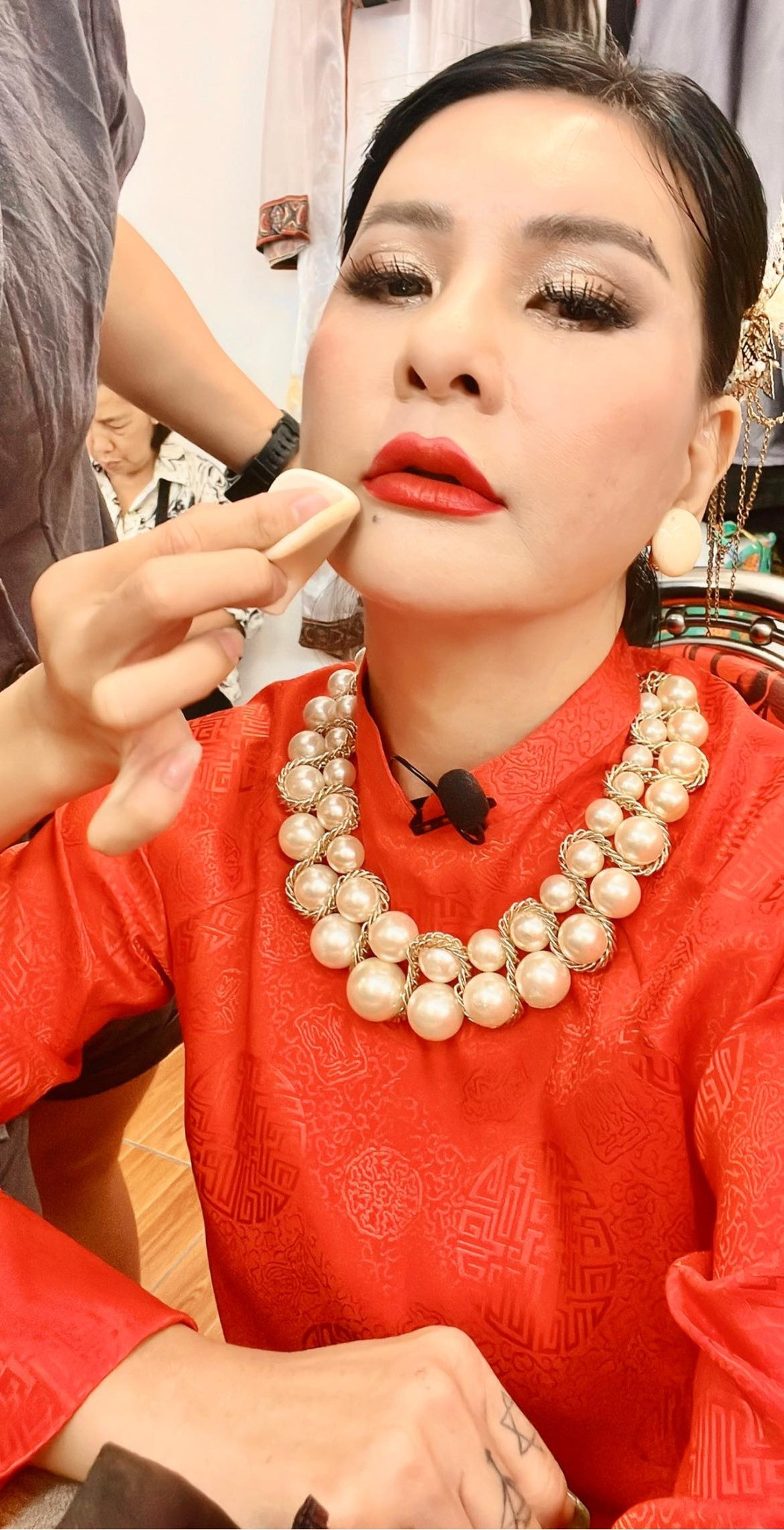 Bà mẹ một con thừa nhận chỉ thay đổi bộ răng sứ cho đẹp hơn.