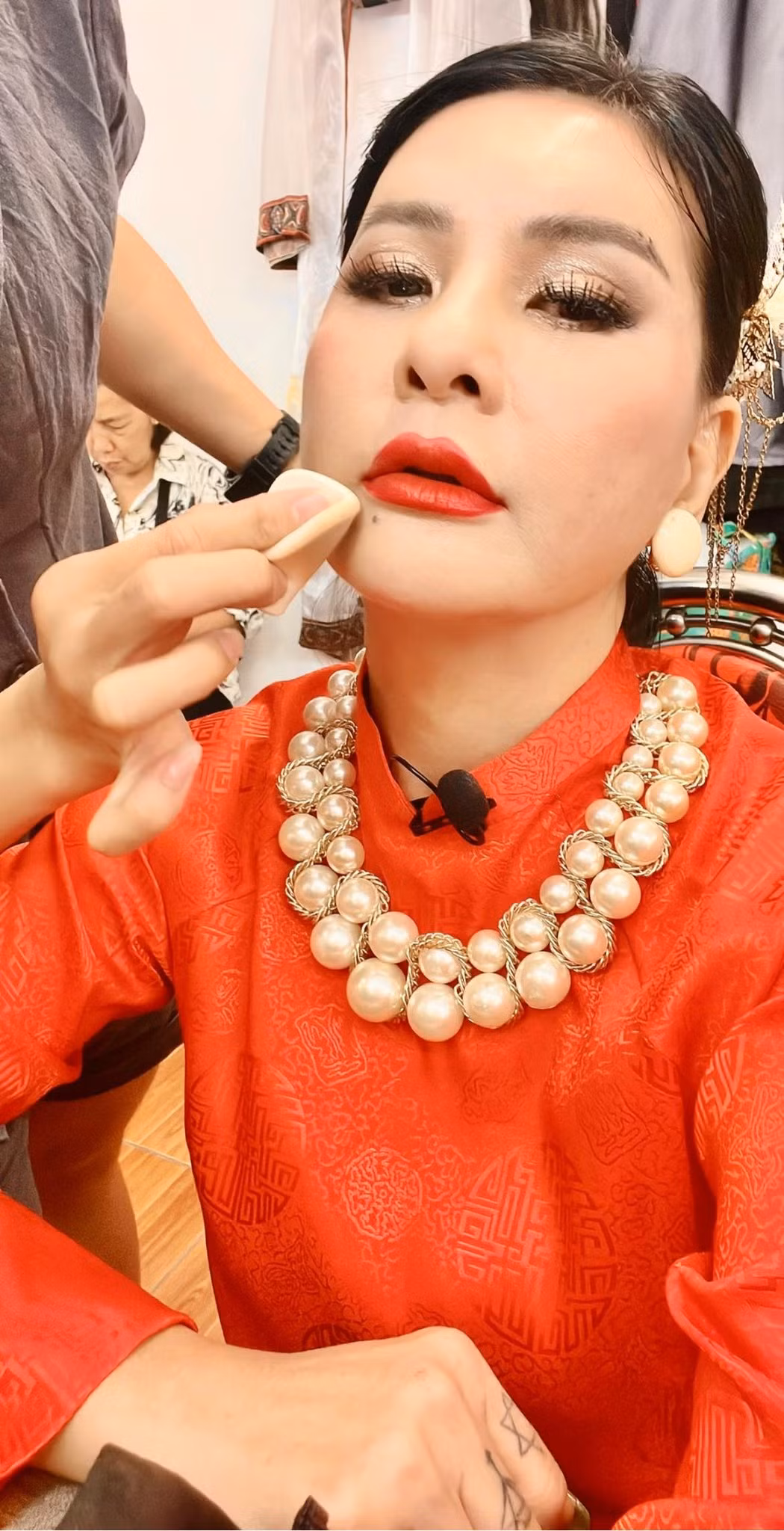 Bà mẹ một con thừa nhận chỉ thay đổi bộ răng sứ cho đẹp hơn.