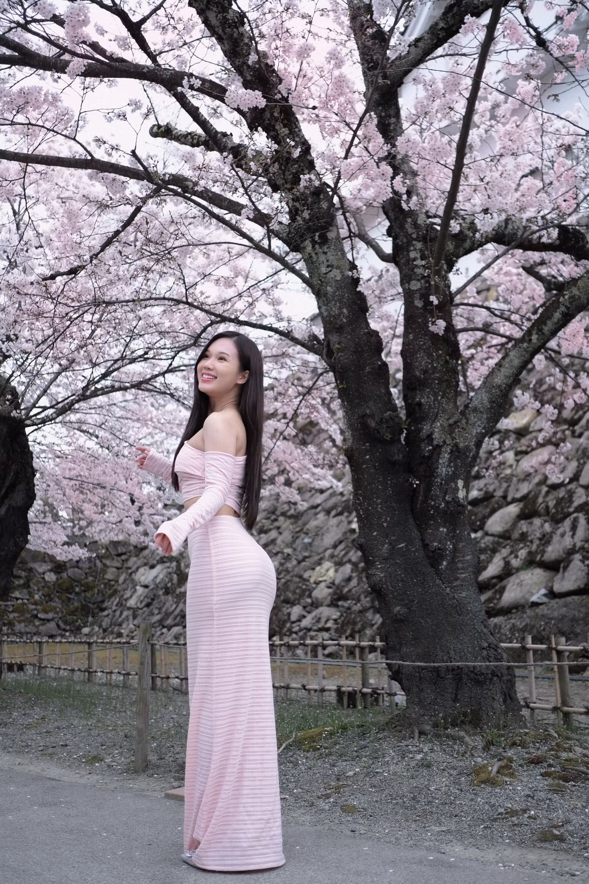 Người đẹp ưa chuộng trang phục làm tôn lên vòng 3 gợi cảm.