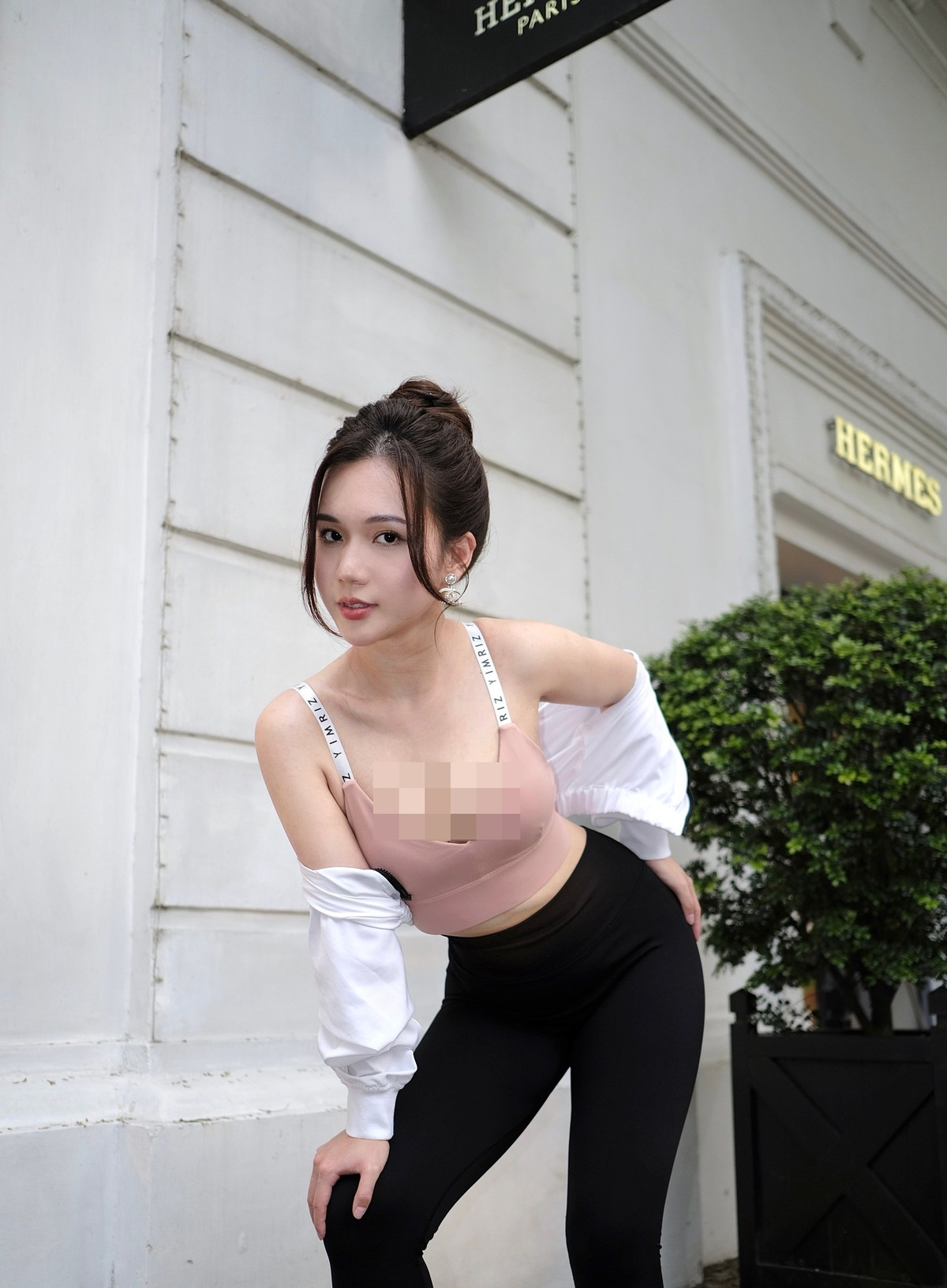 Quanh những bình phẩm về ngoại hình lẫn phong cách của mình, nữ diễn viên thẳng thắn bày tỏ: "Về style thì mình chia sẻ lần thứ “n” rồi, là gu mình thích quyến rũ, thích kiểu body phụ huynh mặt học sinh (chưa PTTM thì tốt). Follow mình trên IG cũng có thể thấy mình toàn follow các người đẹp nóng bỏng thôi. Mình theo style đó vì thấy thích và cũng tự tin, chứ không phải vỗ ngực bảo tôi hoàn hảo, tôi nóng bỏng hay gì đâu ạ".