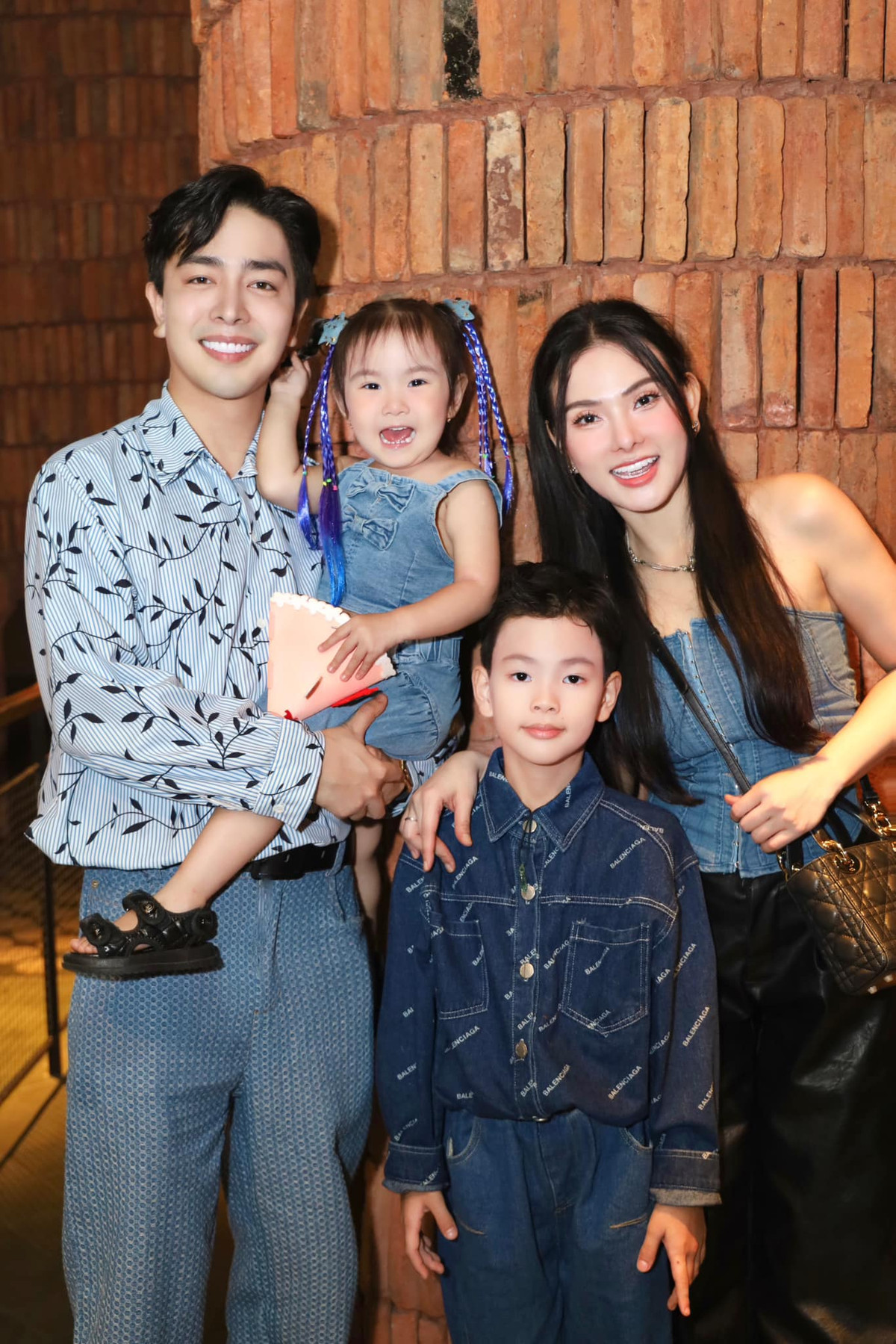 Không chỉ bố mẹ chồng, ông xã kém 10 tuổi của ca sĩ Thu Thủy cũng được nhận xét là người tâm lý, tình cảm, khéo chăm hai con.