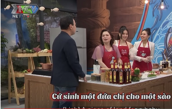 Tham gia chương trình "Mẹ chồng nàng dâu" cách đây chưa lâu, Thu Thủy gây choáng khi được mẹ chồng treo thưởng sào đất hơn 10 tỷ nếu cô sinh thêm cháu nội cho bà. "Cứ sinh một đứa tôi cho một sào. Nhà tôi không có cái gì ngoài đất", mẹ chồng của giọng ca sinh năm 1984 chia sẻ. Ảnh cắt clip.