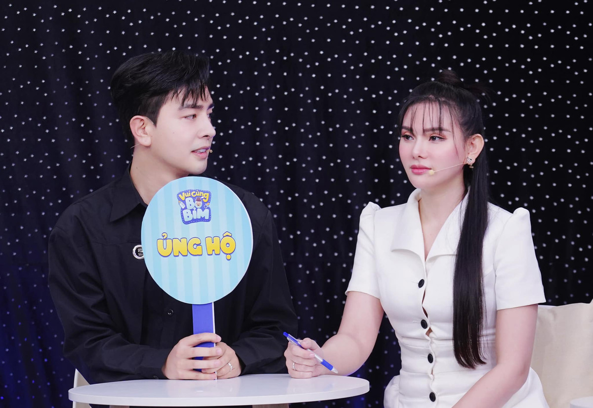 Thu Thủy dành lời khen cho chồng trẻ khi tham gia chương trình "Vui cùng bố bỉm": "Ông xã làm mình cảm thấy bất ngờ vì quá nhiều kinh nghiệm khi chăm sóc Lana, trả lời câu hỏi cực nhanh đến mình còn chưa đọc được hết câu hỏi luôn. Ông xã là số 1".