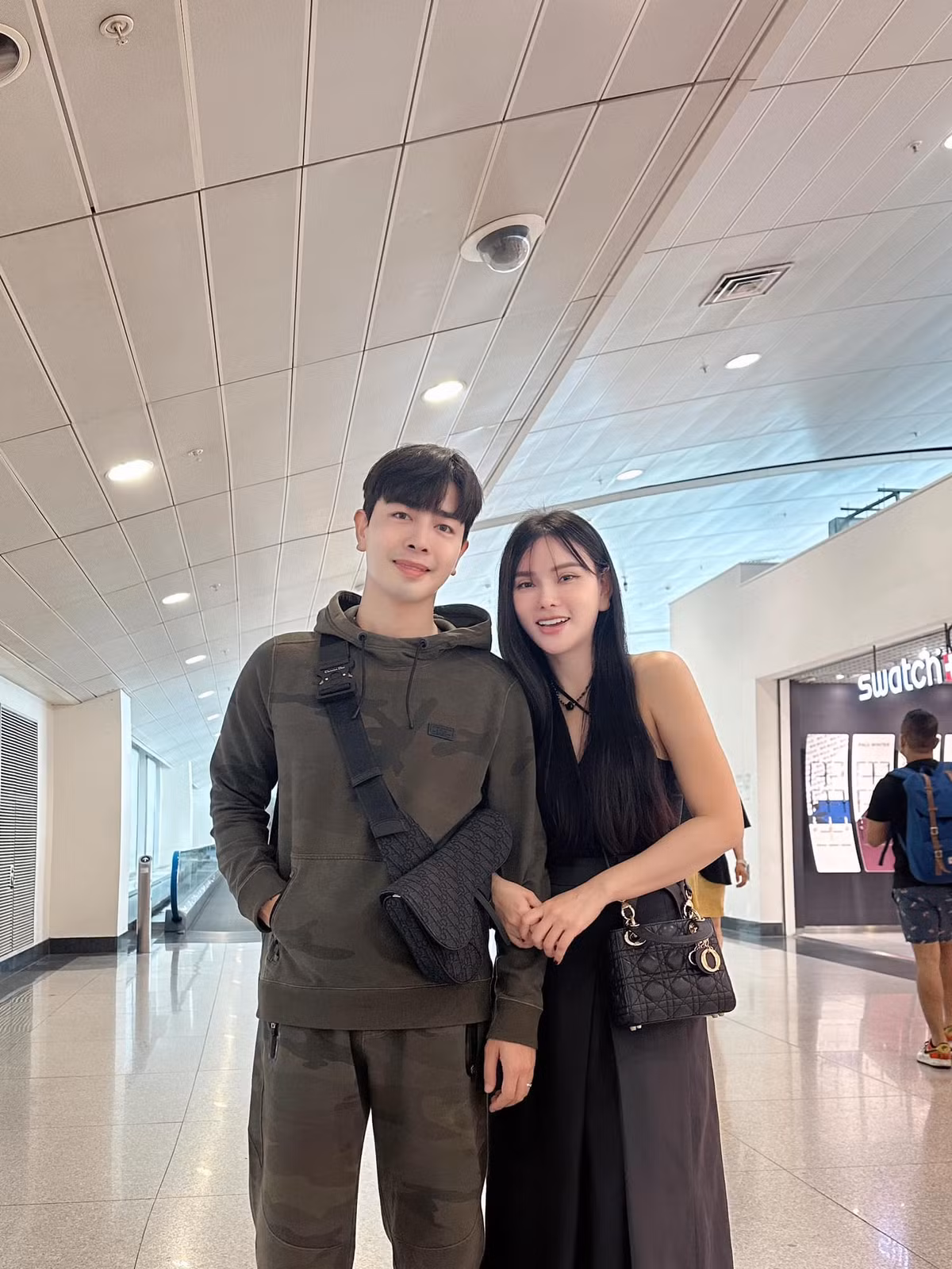 Sau một thời gian hạn chế tham gia showbiz để làm mẹ bỉm sữa, Thu Thủy trở lại khi có chuyến lưu diễn ở Mỹ. Nữ ca sĩ được chồng kém 10 tuổi - Ken Nguyễn ân cần hộ tống nơi trời Tây.