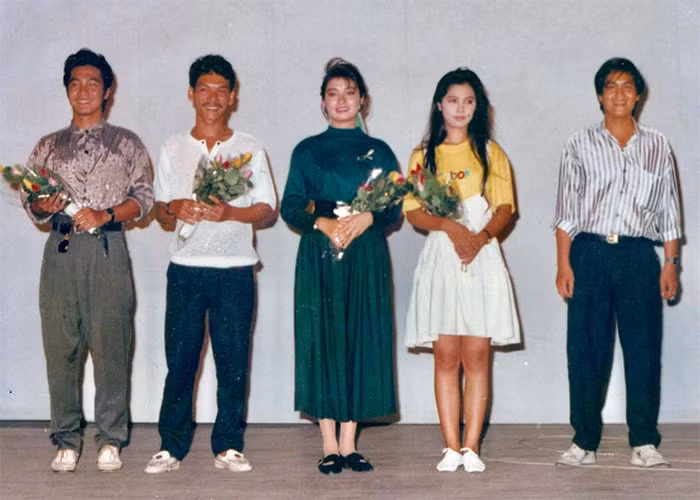 Việt Trinh (áo vàng) và Lý Hùng (ngoài cùng bên trái) cùng Lý Thu Thảo, đạo diễn Trần Cảnh Đôn, nhà văn Nguyễn Đông Thức trong ngày ra mắt phim "Ngọc trong đá". (Ảnh: FBNV)