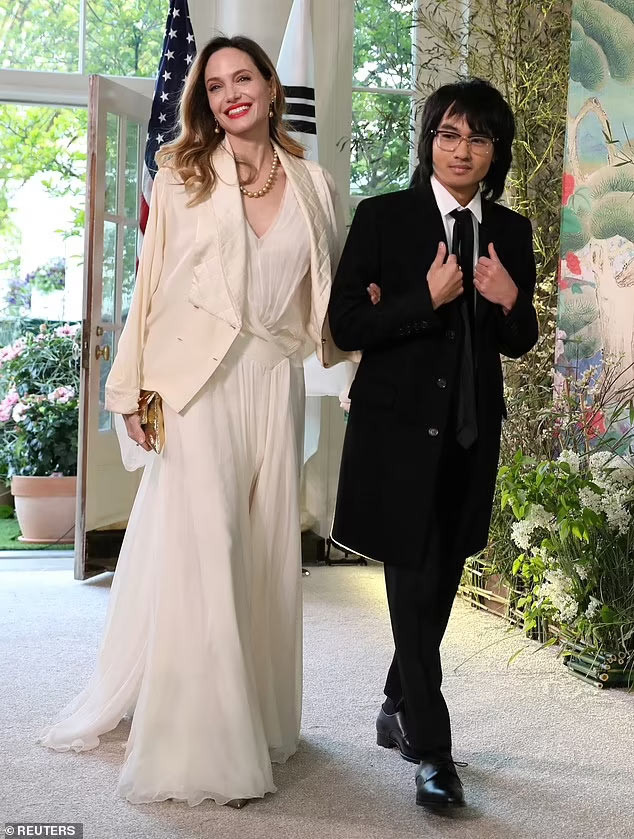 Mới đây, Angelina Jolie tươi cười tay trong tay cùng con trai cả Maddox tới dự bữa tối tại Nhà Trắng. (Ảnh: Reuters)