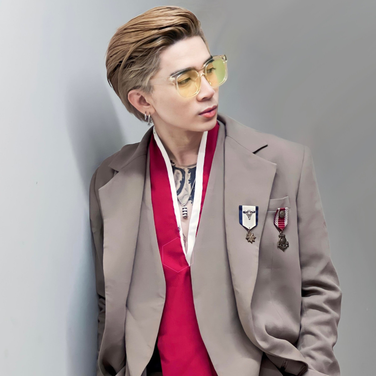 Một số fan lập tức lên tiếng giải thích rằng, nam ca sĩ thay đổi ngoại hình nhiều, gầy đi trông thấy do áp lực sau khoảng thời gian mẹ qua đời và khuyên mọi người bớt phán xét.