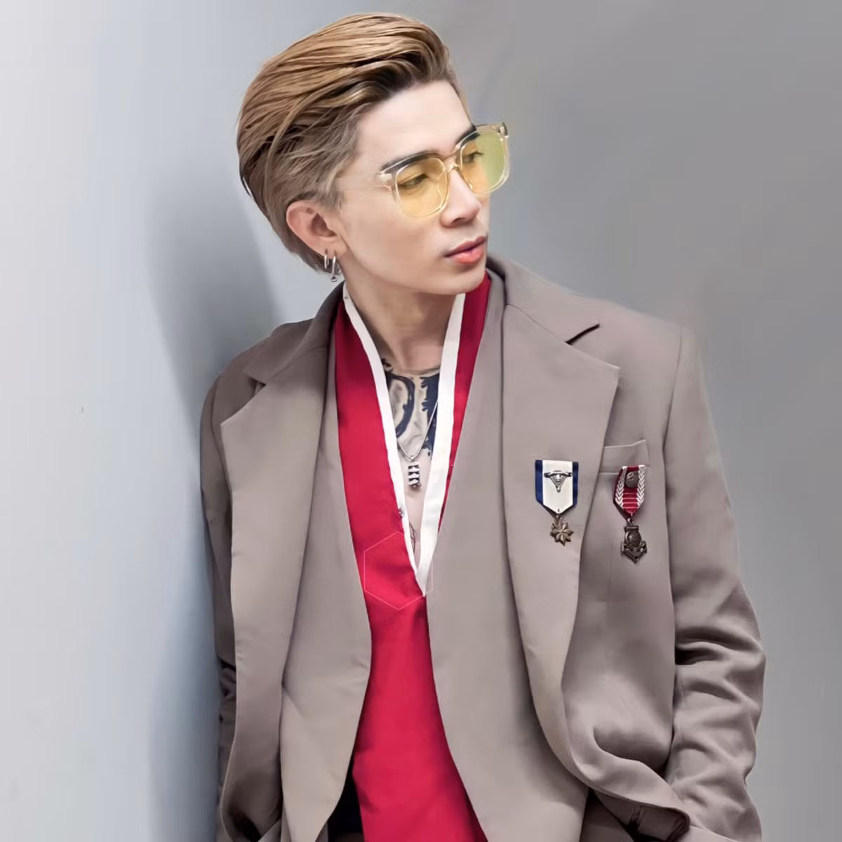 Một số fan lập tức lên tiếng giải thích rằng, nam ca sĩ thay đổi ngoại hình nhiều, gầy đi trông thấy do áp lực sau khoảng thời gian mẹ qua đời và khuyên mọi người bớt phán xét.