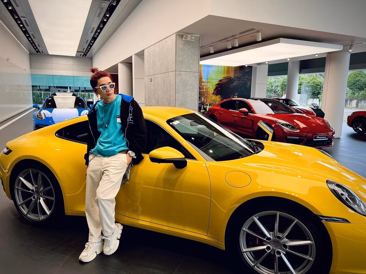  Chi Dân trông khác lạ với mái tóc dài búi cao.