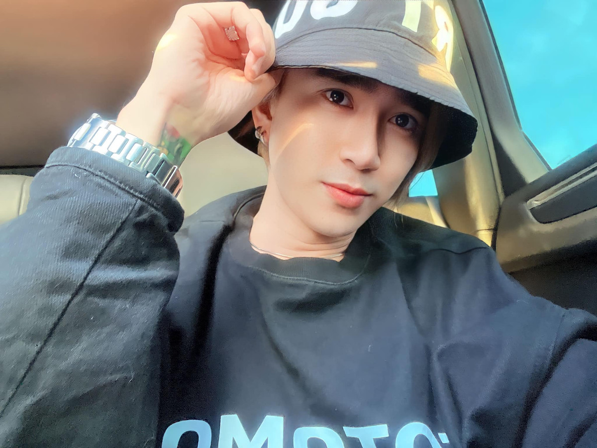 Giọng ca sinh năm 1989 nuôi tóc dài, gầy đi trông thấy. Nước da trắng, gương mặt thon gọn không còn góc cạnh khiến Chi Dân mất đi vẻ nam tính như xưa.