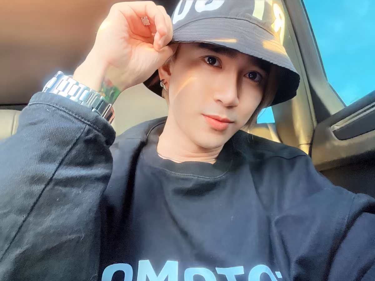 Giọng ca sinh năm 1989 nuôi tóc dài, gầy đi trông thấy. Nước da trắng, gương mặt thon gọn không còn góc cạnh khiến Chi Dân mất đi vẻ nam tính như xưa.