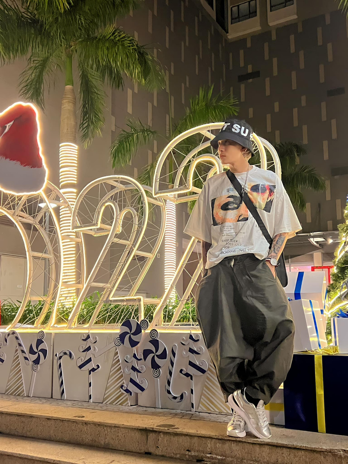 Thậm chí, một số fan nữ còn trêu đùa rằng "tưởng chị gái nào" hay "giống con gái thế"... Có người còn đồn Chi Dân sửa mũi trông khác hẳn.