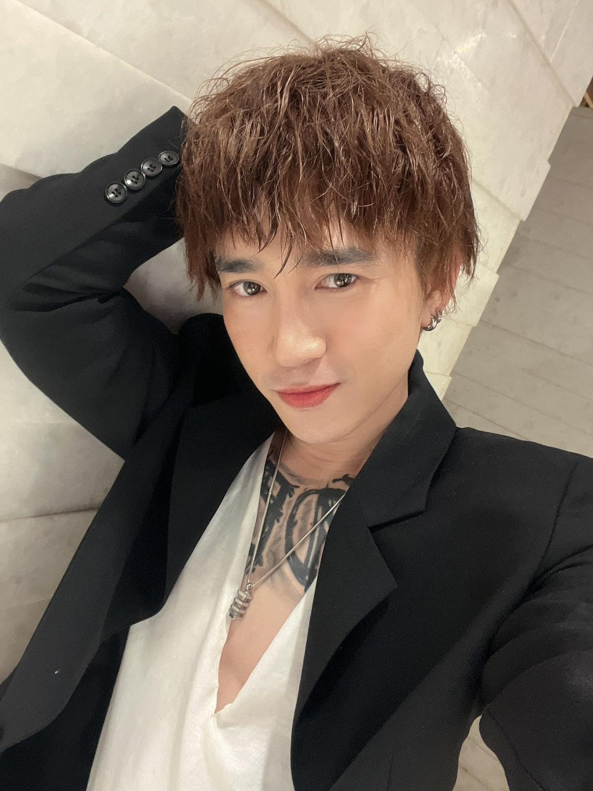 Cuối tháng 2 vừa qua, giọng ca "Điều anh biết" hứa hẹn: "Sớm trở lại. Hãy đợi mình nhé!", khiến fan của nam ca sĩ mong chờ.