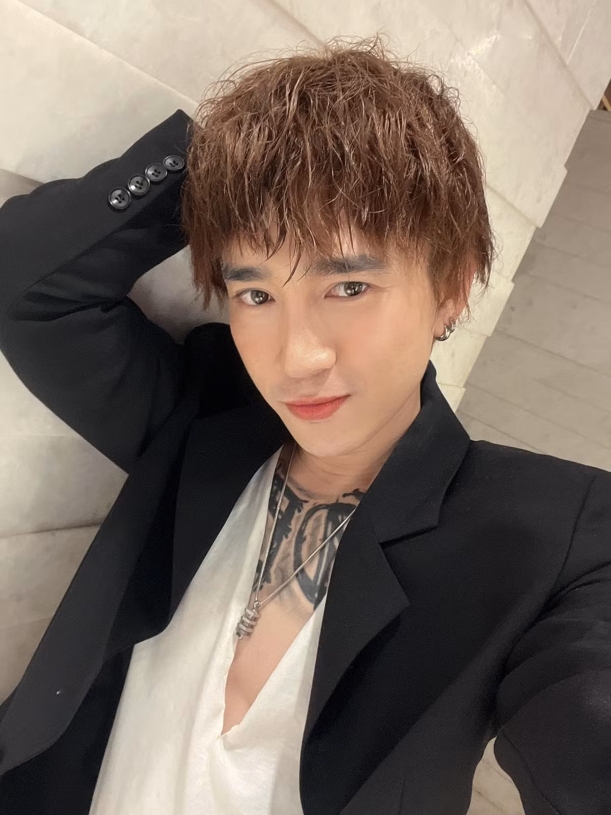 Cuối tháng 2 vừa qua, giọng ca "Điều anh biết" hứa hẹn: "Sớm trở lại. Hãy đợi mình nhé!", khiến fan của nam ca sĩ mong chờ.