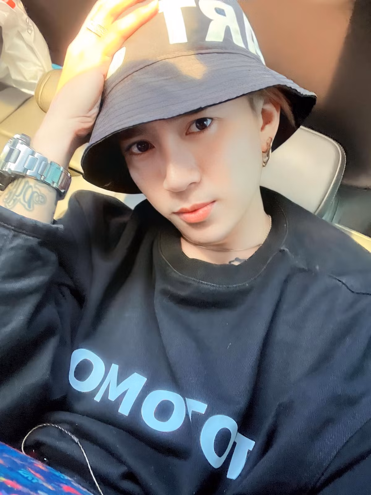 Nam ca sĩ lập tức gây chú ý với diện mạo khác lạ sau một thời gian dài vắng bóng khỏi làng giải trí.