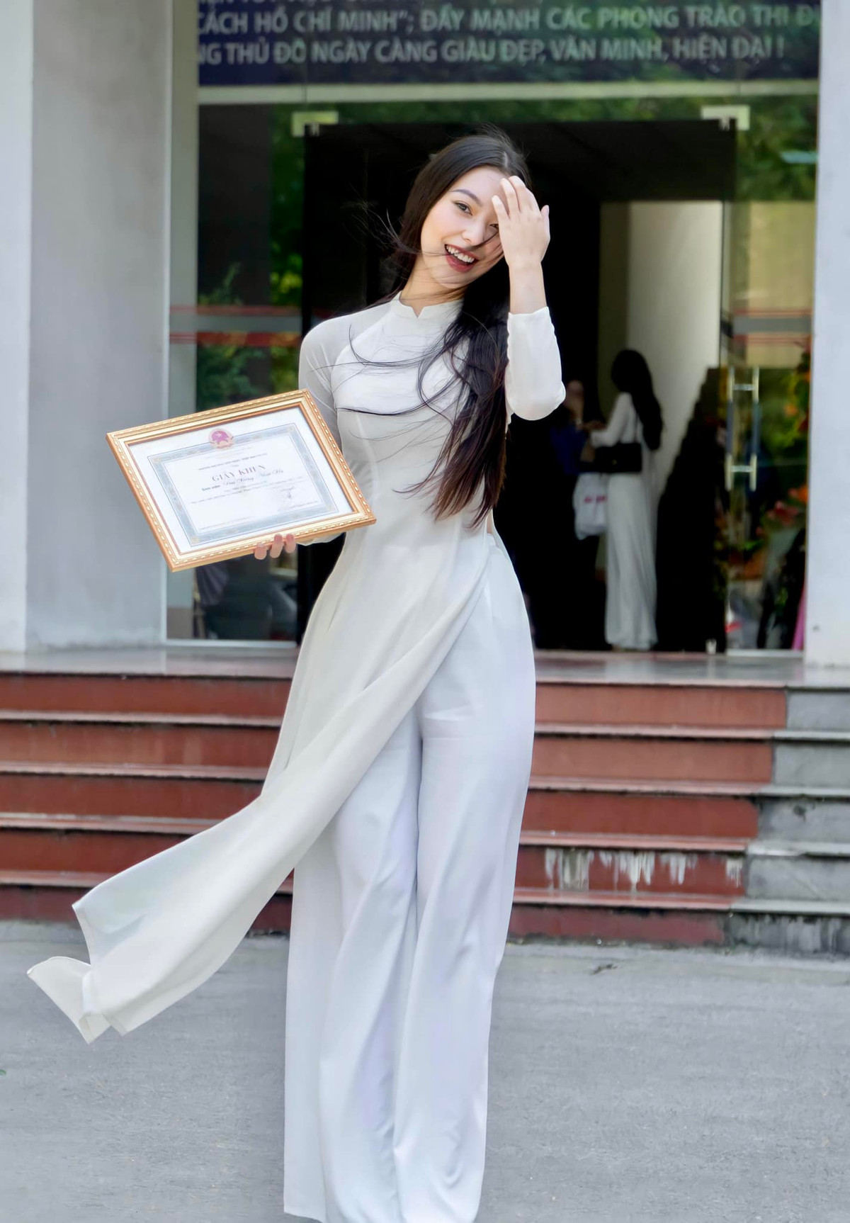 Là gương mặt mới trên phim truyền hình, Bùi Hà bày tỏ niềm vui dù là vai phụ trong "Biệt dược đen": "Hành trình vạn dặm bắt đầu từ một bước chân. Xem phim cùng sự góp mặt nhỏ xinh của nhân vật Hoàng Oanh trên màn ảnh. Luôn biết ơn bố mẹ và gia đình dù không thích nghệ thuật nhưng luôn tôn trọng con, bảo vệ con, cho con mang theo giấc mơ bên mình và dõi theo từng bước đi chập chững của cô con gái bé bỏng!".