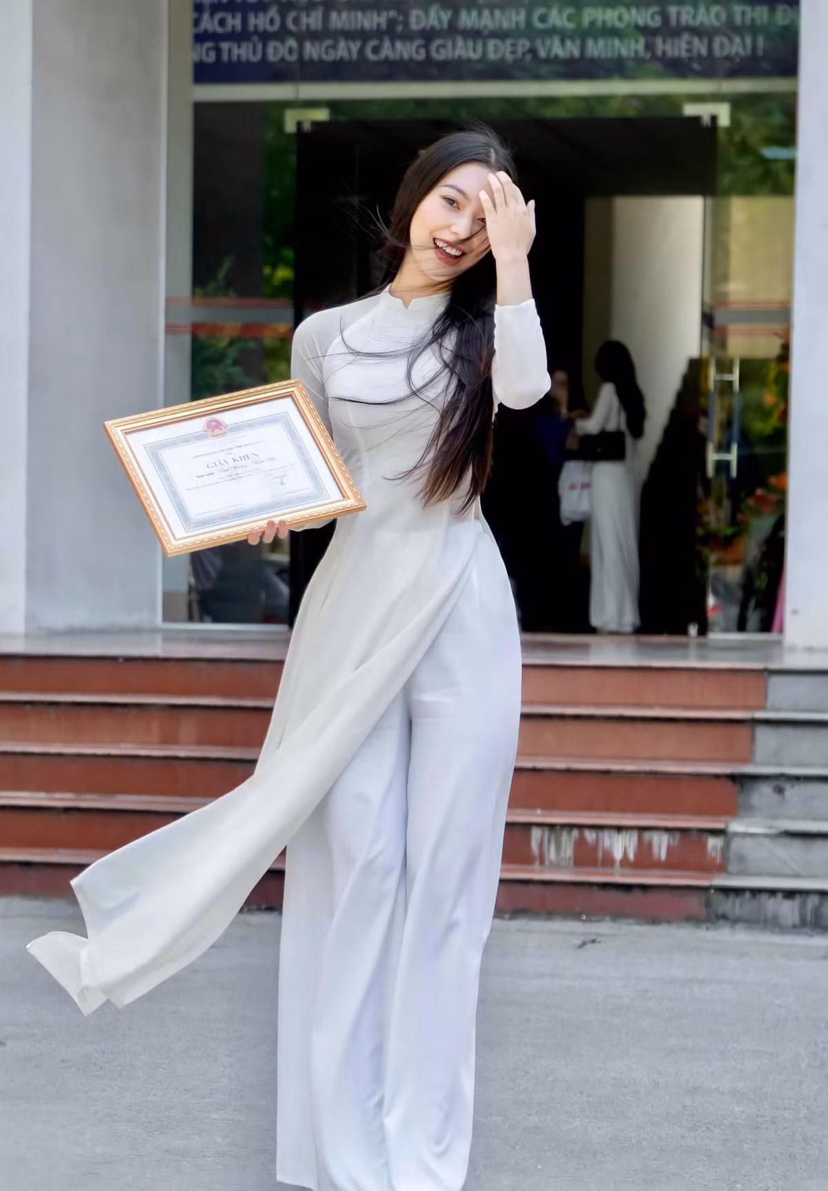 Là gương mặt mới trên phim truyền hình, Bùi Hà bày tỏ niềm vui dù là vai phụ trong "Biệt dược đen": "Hành trình vạn dặm bắt đầu từ một bước chân. Xem phim cùng sự góp mặt nhỏ xinh của nhân vật Hoàng Oanh trên màn ảnh. Luôn biết ơn bố mẹ và gia đình dù không thích nghệ thuật nhưng luôn tôn trọng con, bảo vệ con, cho con mang theo giấc mơ bên mình và dõi theo từng bước đi chập chững của cô con gái bé bỏng!".