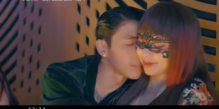 Trong phim, nhân vật đang gây chú ý là một cô gái bí ẩn tóc đỏ, đeo mặt nạ ren, mặc phong cách cổ trang gợi cảm. Mỹ nhân này là "bóng hồng" của Long (Bình An đóng) - thành viên của nhóm các công tử, tiểu thư ăn chơi và hư hỏng mang tên Cityboy.