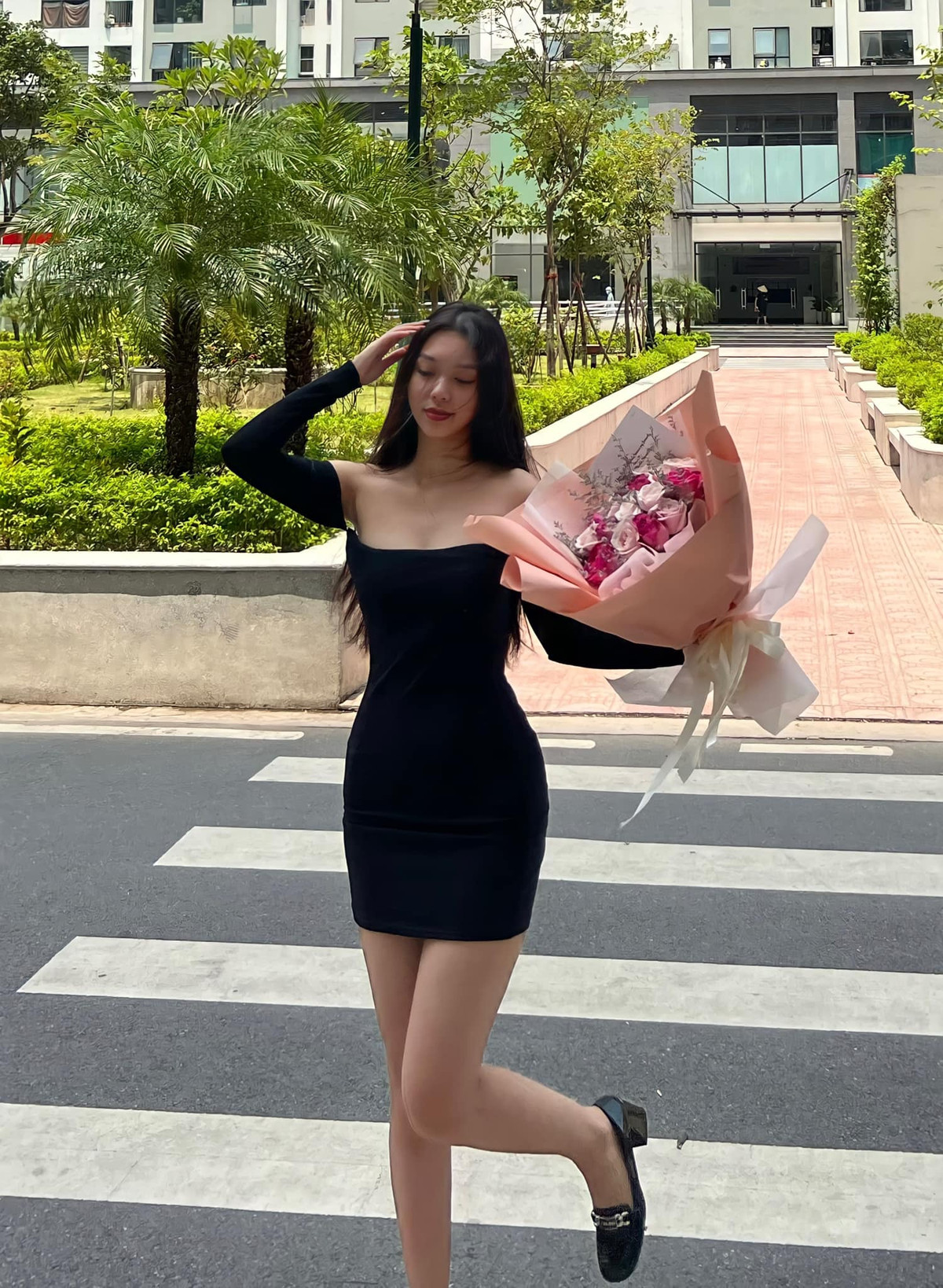 Bùi Hà thu hút sự chú ý nhờ sở hữu lợi thế ngoại hình với gương mặt xinh đẹp, vóc dáng nóng bỏng.