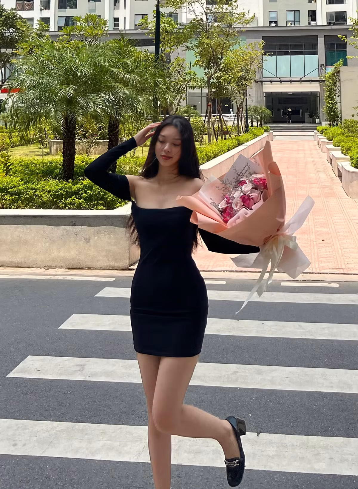 Bùi Hà thu hút sự chú ý nhờ sở hữu lợi thế ngoại hình với gương mặt xinh đẹp, vóc dáng nóng bỏng.