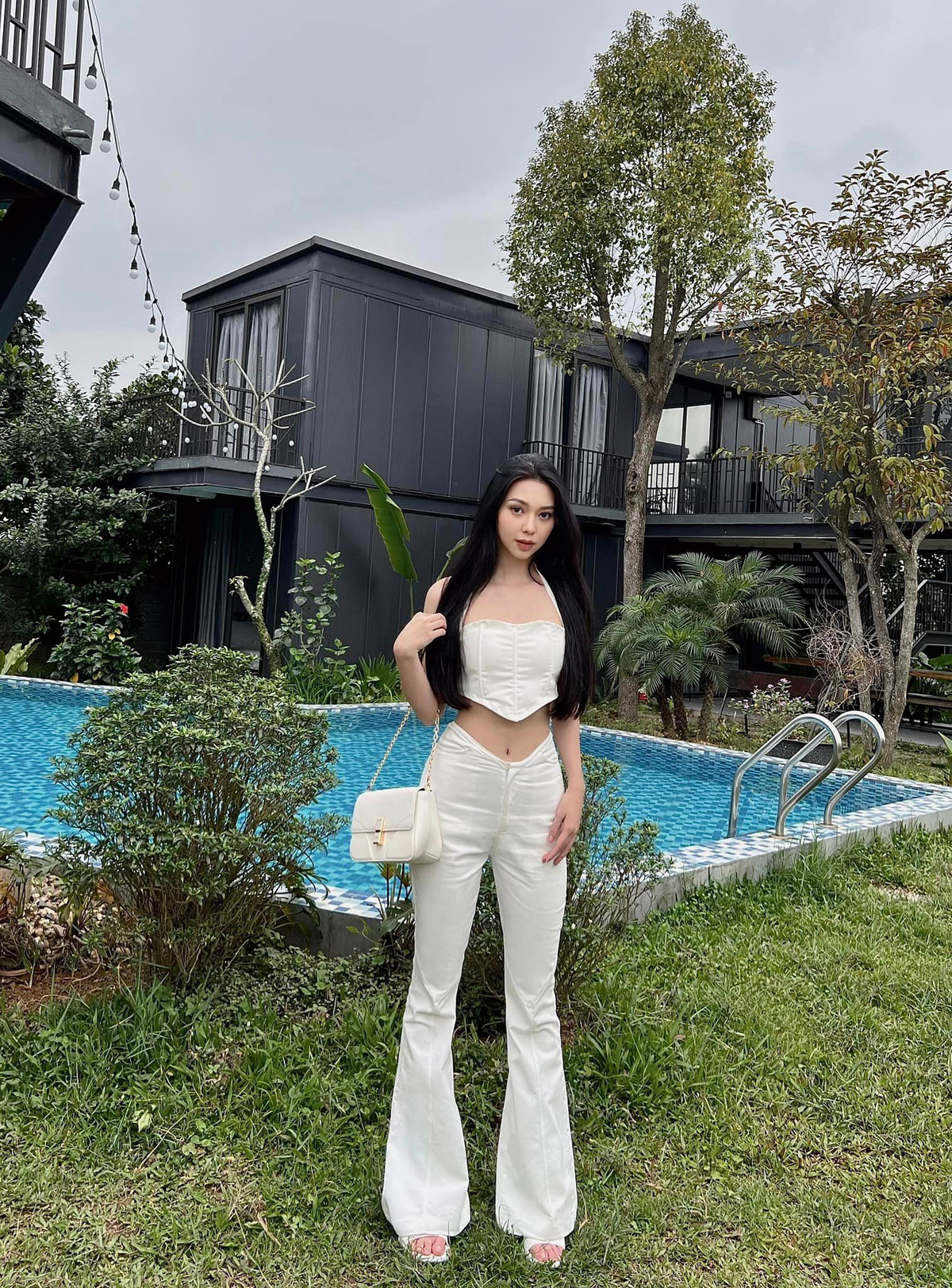 Với lợi thế ngoại hình, Bùi Hà từng lọt vào bán kết cuộc thi Hoa khôi Sinh viên Việt Nam 2018 và top 10 thế hệ 2x bảng xếp hạng online Hoa hậu Hoàn vũ Việt Nam 2019.