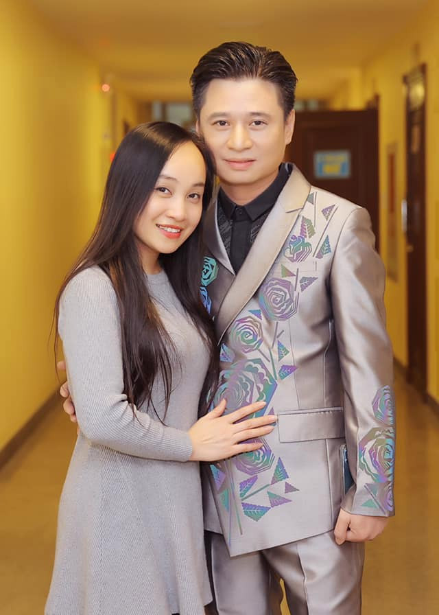 Nữ diễn viên chèo Thu Huyền và nam ca sĩ Tấn Minh là một trong những cặp đôi hạnh phúc nhất của Vbiz.