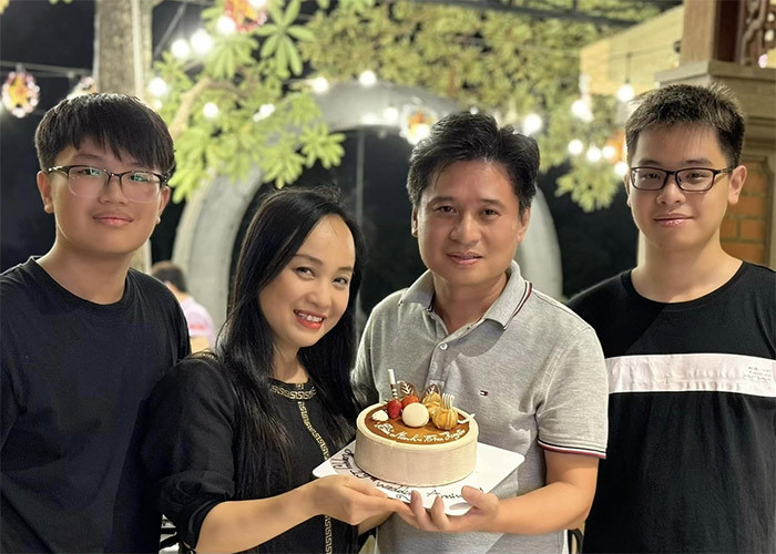 Sau gần 20 năm kết hôn và có với nhau hai con trai, vợ chồng Thu Huyền - Tấn Minh chưa bao giờ to tiếng, mâu thuẫn. Khi cô nói to tiếng thì chồng sẽ im lặng, còn khi Tấn Minh cáu thì Thu Huyền không nói thêm nữa.