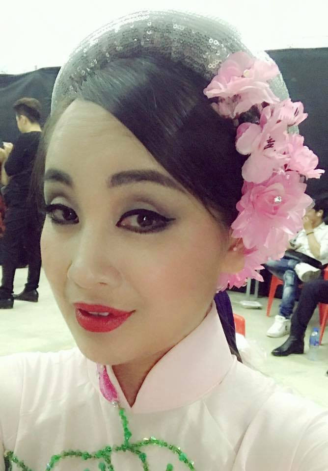 Thu Huyền sinh năm 1975 tại Hà Nội trong một gia đình không có ai hoạt động nghệ thuật nhưng chị yêu hát chèo từ bé. Năm 16 tuổi, Thu Huyền đạt giải đặc biệt cuộc thi Tài năng sân khấu trẻ Hà Nội nhờ vai diễn Thị Mầu trong vở chèo cổ Quan Âm Thị Kính.