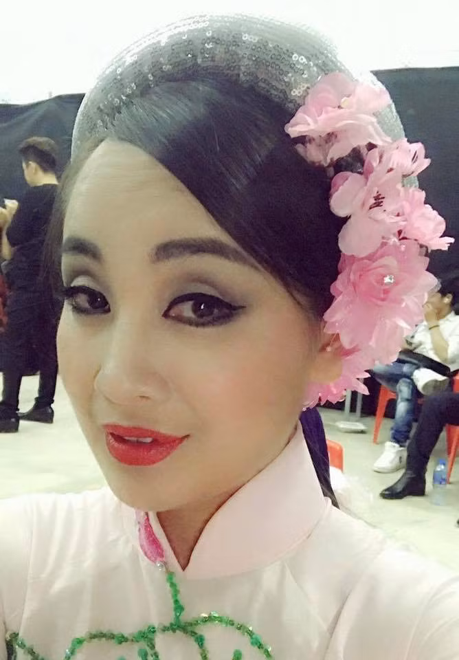 Thu Huyền sinh năm 1975 tại Hà Nội trong một gia đình không có ai hoạt động nghệ thuật nhưng chị yêu hát chèo từ bé. Năm 16 tuổi, Thu Huyền đạt giải đặc biệt cuộc thi Tài năng sân khấu trẻ Hà Nội nhờ vai diễn Thị Mầu trong vở chèo cổ Quan Âm Thị Kính.