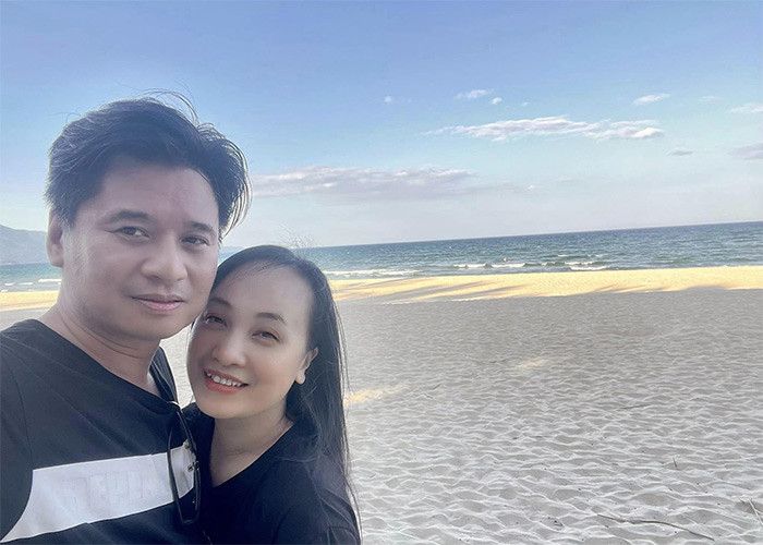 "... Tấn Minh điềm đạm, không hay nói lời hoa mỹ với người bạn đời của mình nhưng rất chân thành. Anh ấy lãng mạn nhưng sẽ không thể hiện một cách phô trương, màu mè. Anh Minh cũng không nói những lời sến súa mà thể hiện tình cảm bằng hành động khiến tôi cảm thấy ấm áp và yên tâm", Thu Huyền chia sẻ với Dân trí.