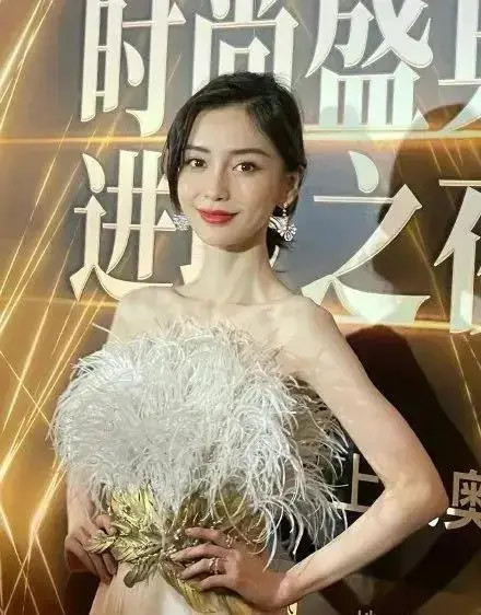 Có những thời điểm Angelababy gầy như bộ xương di động và fan của cô phải cầu xin cô đừng sụt cân nữa. (Ảnh: Sina)