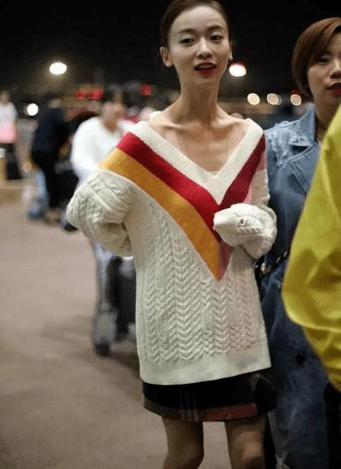 Khi mới chân ướt chân ráo vào Cbiz, Ngô Cẩn Ngôn được khen là có vẻ đẹp thuần khiết, có khí chất và dáng người không quá gầy như bây giờ. Sau thành công của bộ phim Diên Hy công lược, Ngô Cẩn Ngôn gầy đi trông thấy và bị cư dân mạng chê không còn xinh đẹp như xưa.