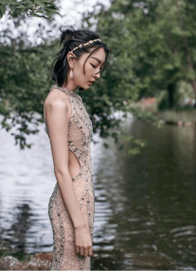 Mặc dù ngoại hình của Châu Đông Vũ không phải kiểu đại mỹ nhân truyền thống, nhưng cô ấy thực sự là một gương mặt điện ảnh rất đặc biệt. Tuy nhiên những năm gần đây, Đông Vũ ngày càng gầy gò và bị cư dân mạng chế giễu là "búp bê đầu to". (Ảnh: Sina)