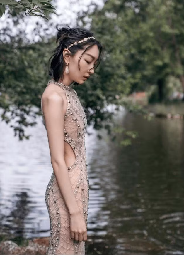 Mặc dù ngoại hình của Châu Đông Vũ không phải kiểu đại mỹ nhân truyền thống, nhưng cô ấy thực sự là một gương mặt điện ảnh rất đặc biệt. Tuy nhiên những năm gần đây, Đông Vũ ngày càng gầy gò và bị cư dân mạng chế giễu là "búp bê đầu to". (Ảnh: Sina)