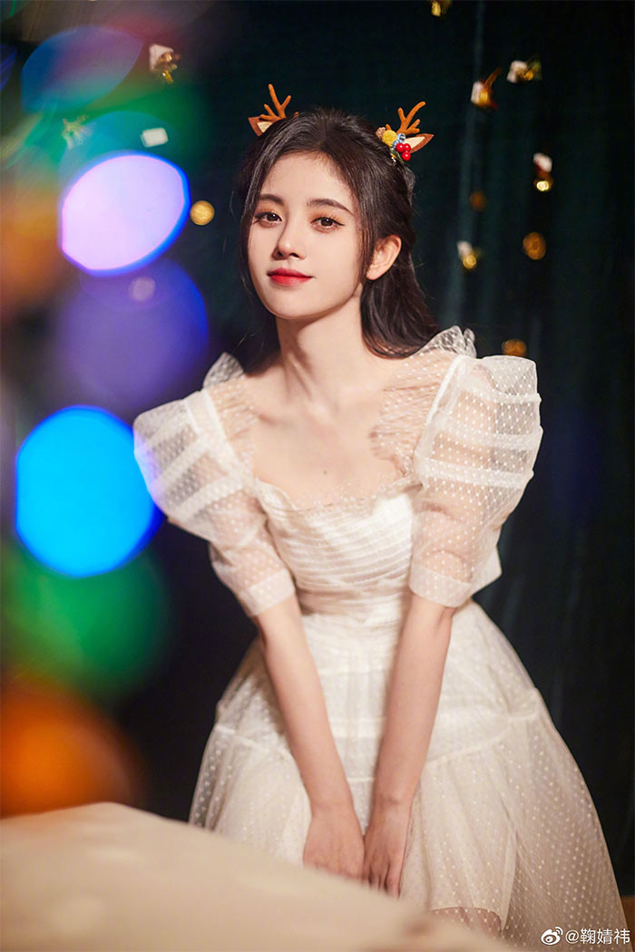 Là một trong sao nữ được săn đón trong những năm gần đây của Cbiz nhưng thân hình ngày càng trơ xương của Cúc Tịnh Y khiến cô bị chê là đầu to so với tỷ lệ cơ thể. (Ảnh: Sina)