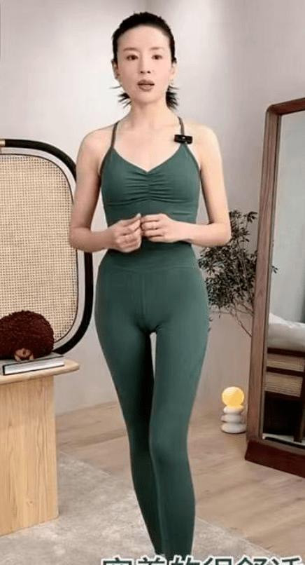 Khi còn trẻ, Đổng Khiết sở hữu nhan sắc thuộc hàng tiểu hoa đán. Nhưng càng lớn tuổi, cô lại càng gầy gò và xuống sắc hơn. (Ảnh: Sina)