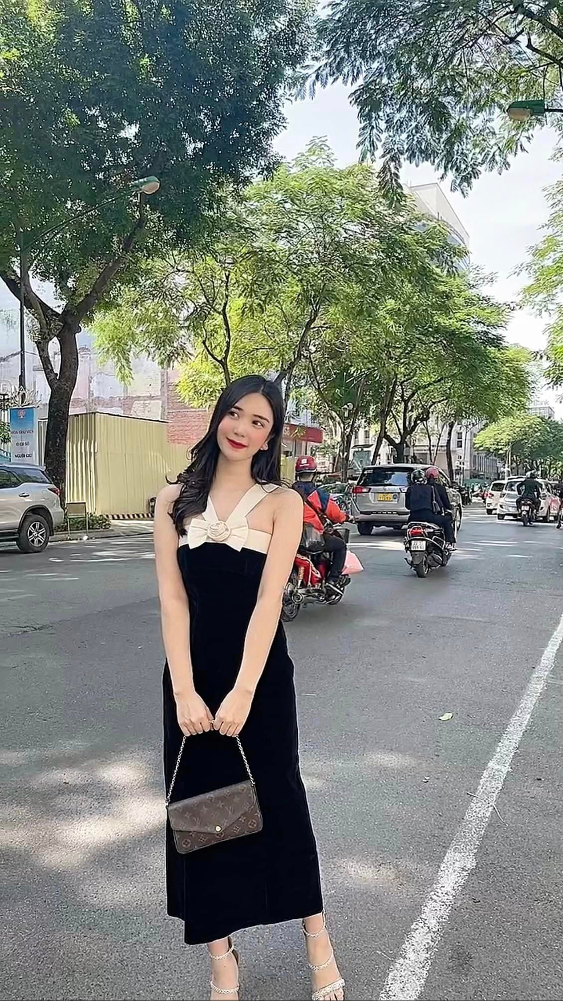 Được hỏi về chuyện tình cảm sau 6 năm chia tay ca sĩ Quang Lê, nữ diễn viên cho biết cô còn bận công việc nên không có thời gian yêu đương.